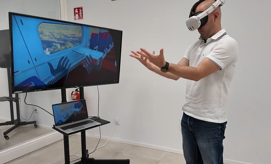 Interacción con un escenario virtual de incendio Participante interactuando con un escenario virtual de incendio durante una formación inmersiva.