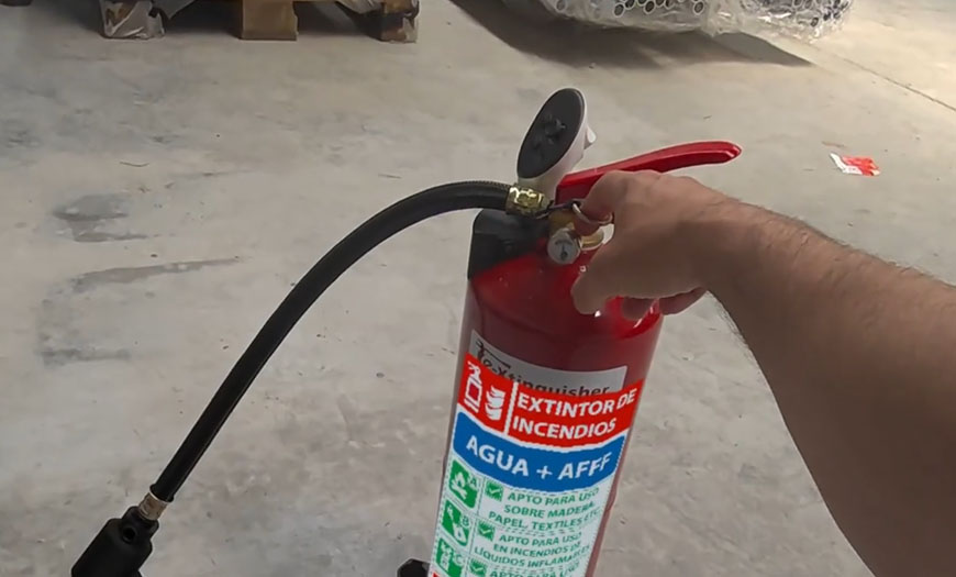 Selección de extintor de agua con AFFF Selección de un extintor de agua con AFFF durante un ejercicio inmersivo de extinción de incendios